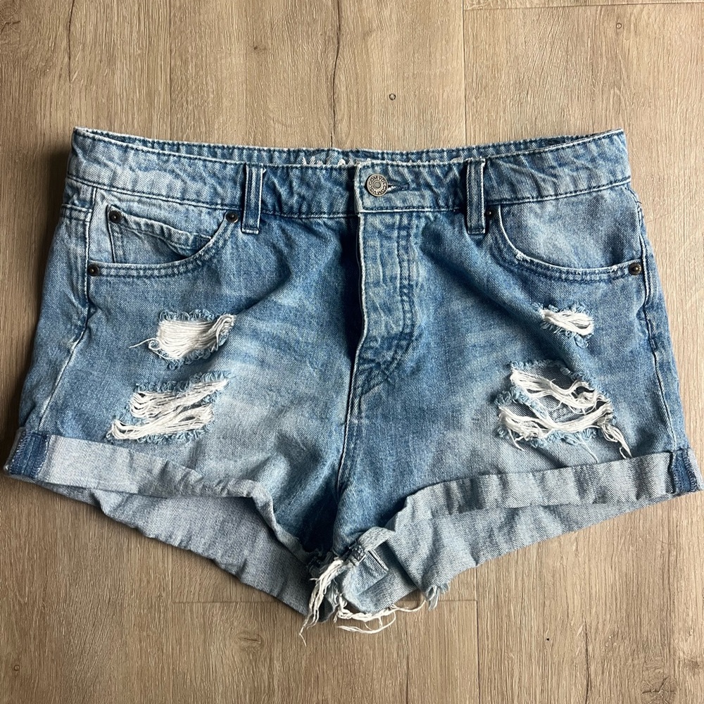 Volcom Stoned Rolled short. Size 31 medium blue wash!